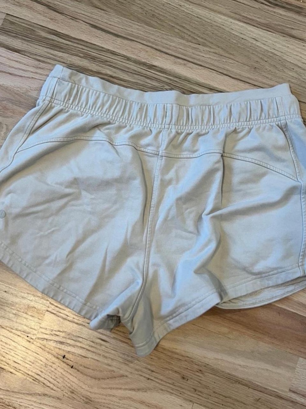 NEW LULULEMON Cream Shorts - Picture 3 of 3